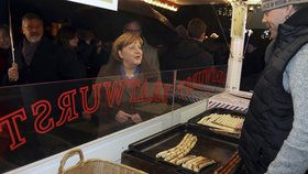 Angela Merkelová po roce navštívila trhy, na kterých před rokem terorista zavraždil 12 lidí včetně Češky Nadi Čižmářové.