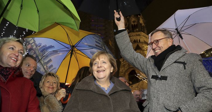 Angela Merkelová po roce navštívila trhy, na kterých před rokem terorista zavraždil 12 lidí včetně Češky Nadi Čižmářové.