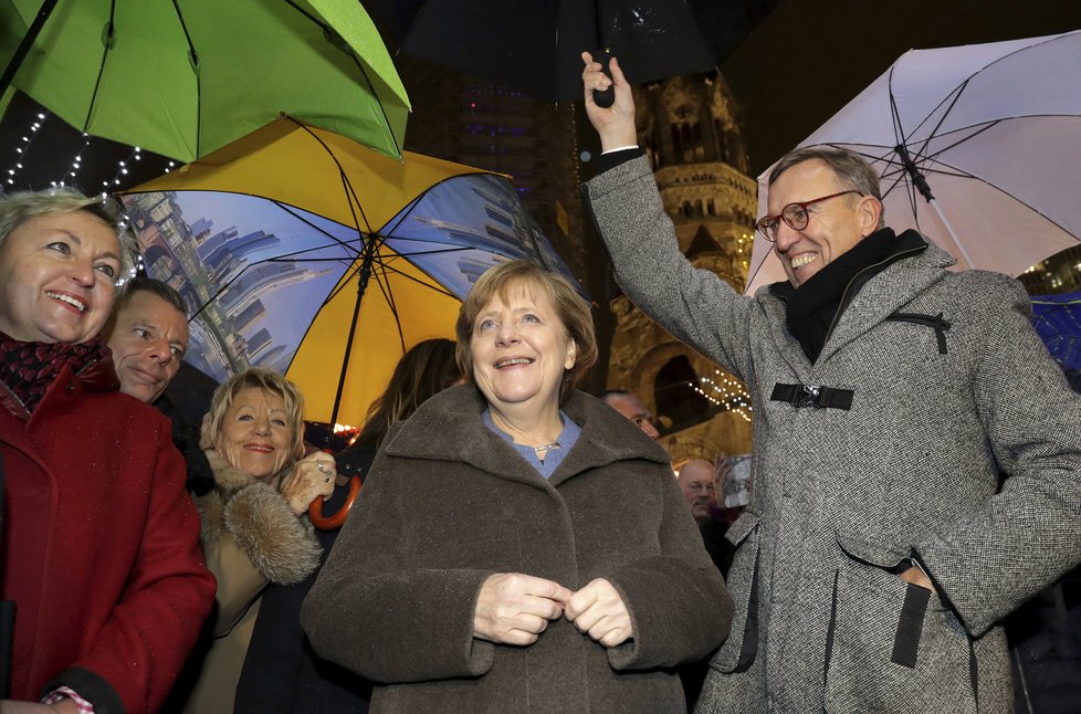 Angela Merkelová po roce navštívila trhy, na kterých před rokem terorista zavraždil 12 lidí včetně Češky Nadi Čižmárové.