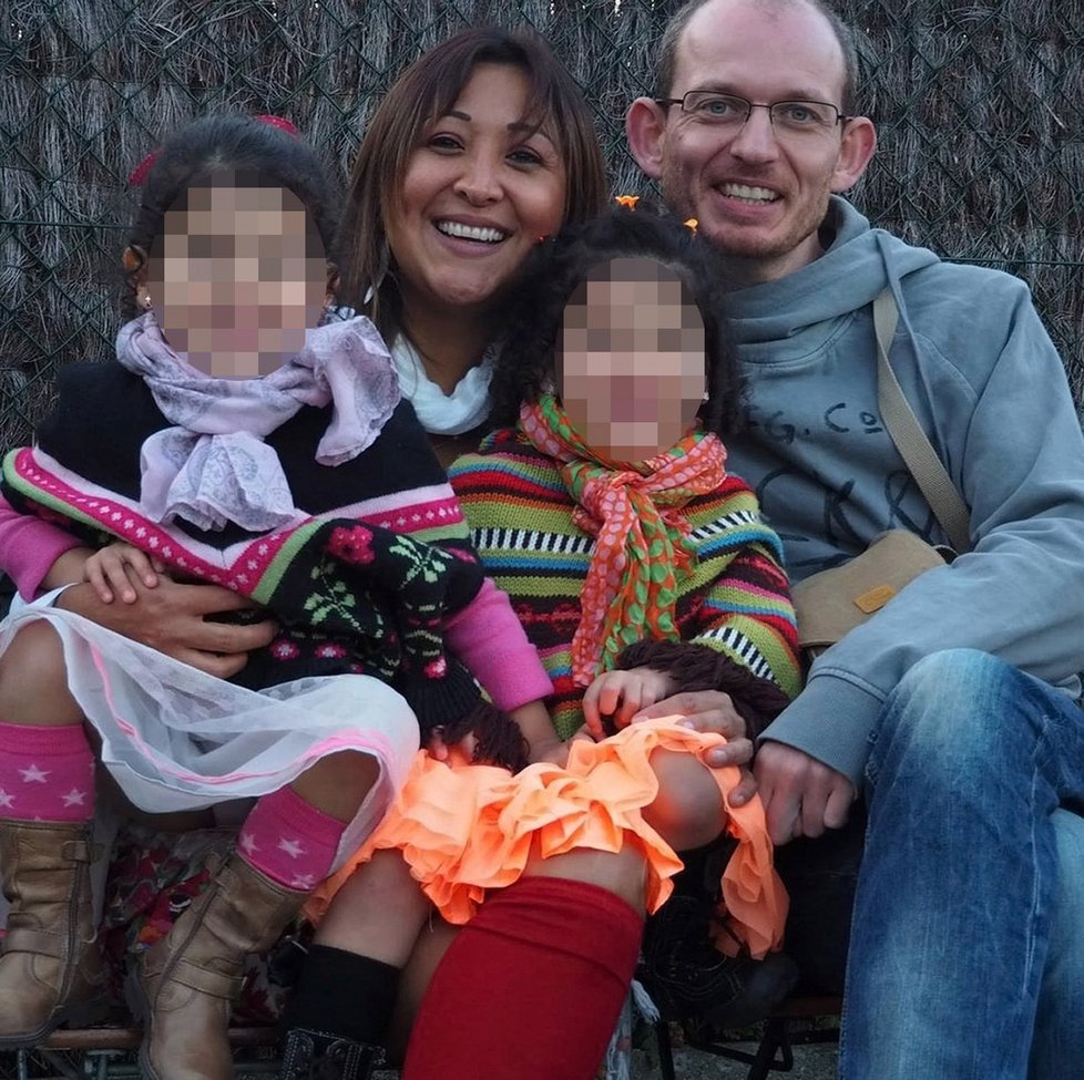 Adelma Tapia Ruiz s manželem a dvojčátka.