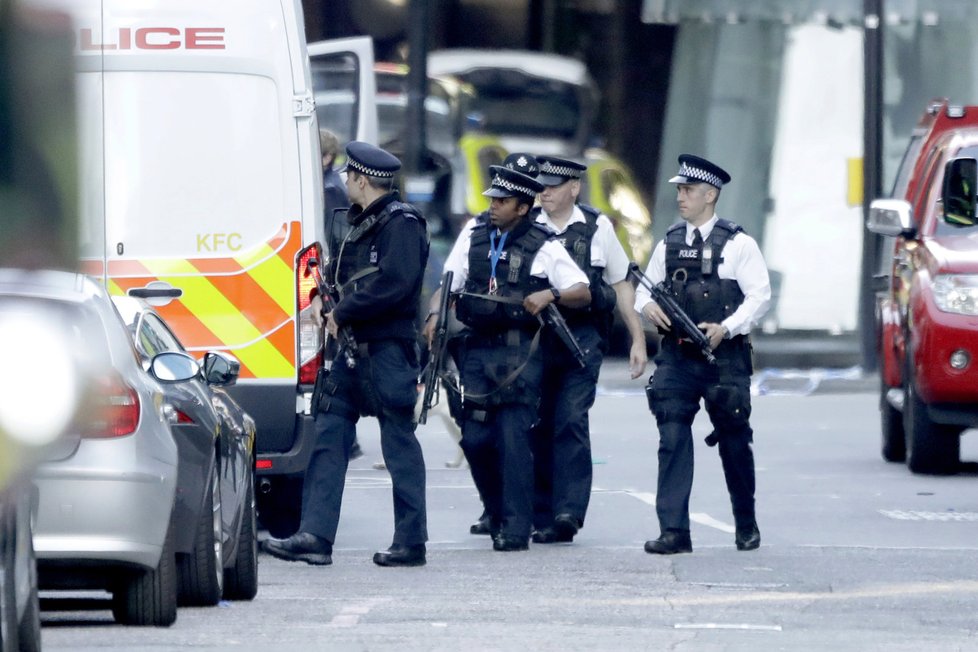 Teroristé v Londýně o víkendu najeli dodávkou do lidí na mostě London Bridge, pak vystoupili a na lidi útočili dlouhými noži.