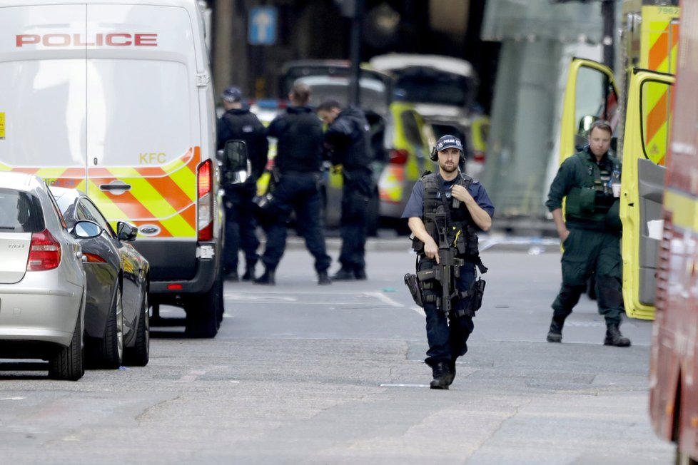 Teroristé v Londýně najeli dodávkou do lidí na mostě London Bridge, pak vystoupili a na lidi útočili dlouhými noži