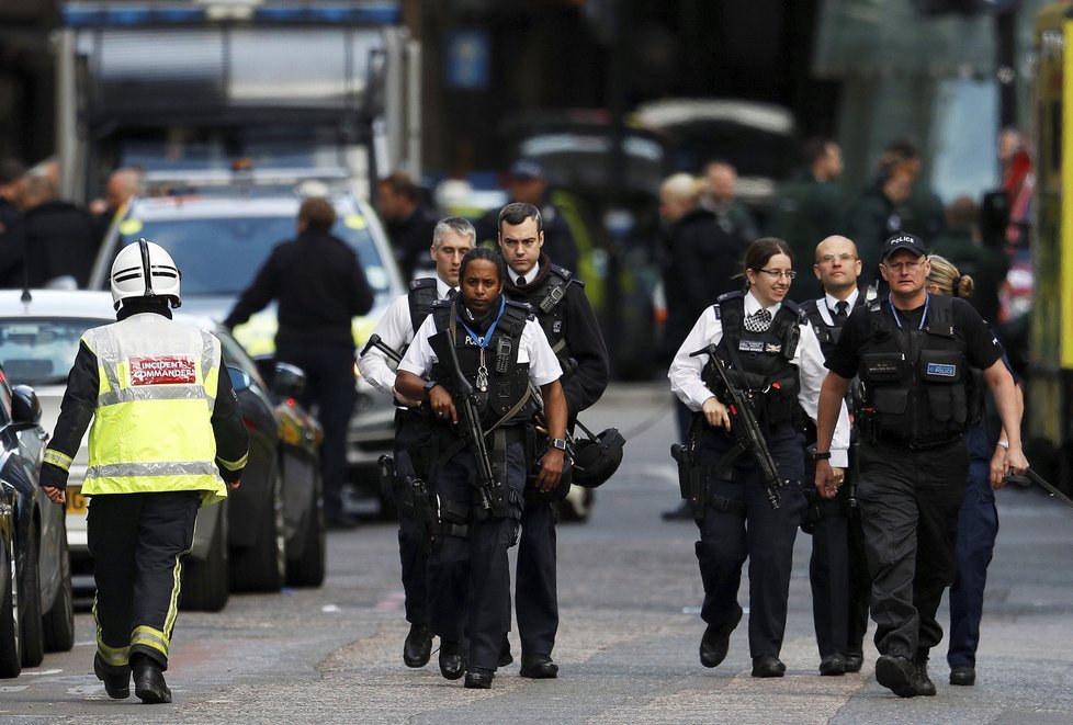 Teroristé v Londýně o víkendu najeli dodávkou do lidí na mostě London Bridge, pak vystoupili a na lidi útočili dlouhými noži.