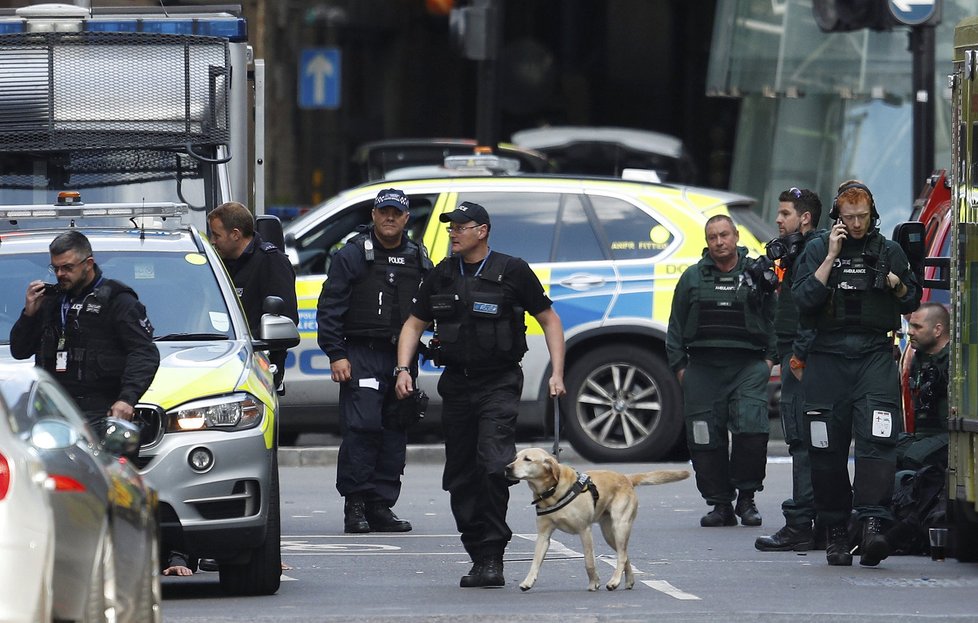 Teroristé v Londýně najeli dodávkou do lidí na mostě London Bridge, pak vystoupili a na lidi útočili dlouhými noži.