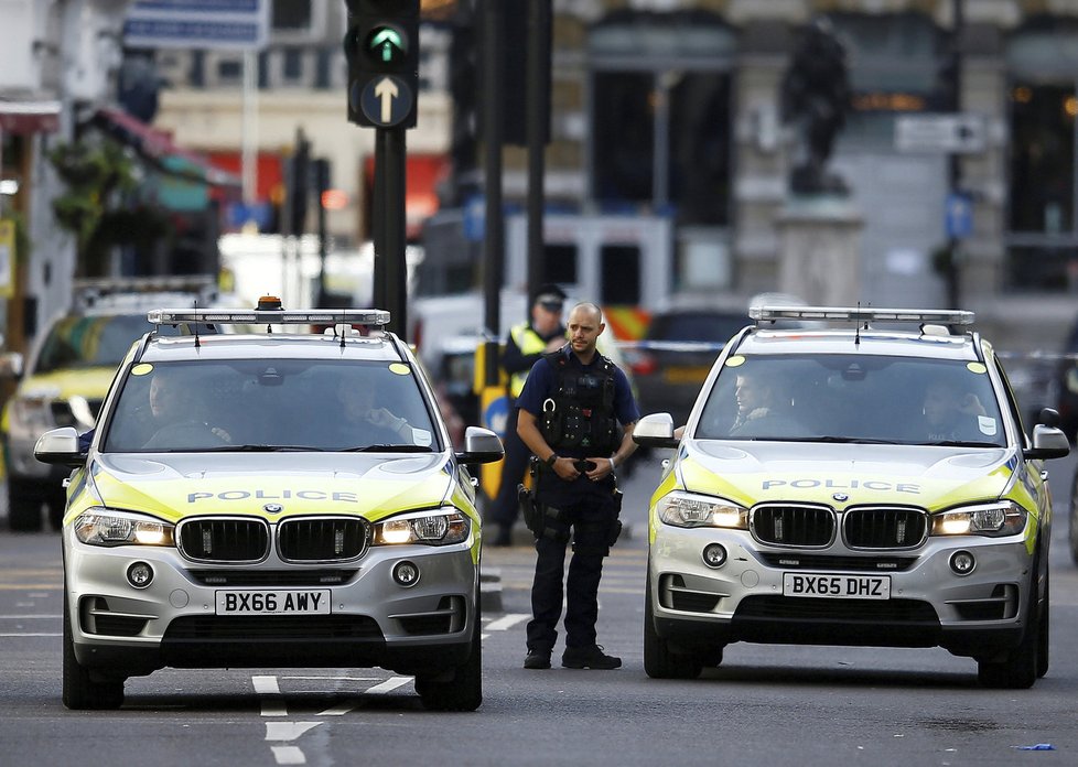 Teroristé v Londýně najeli dodávkou do lidí na mostě London Bridge, pak vystoupili a na lidi útočili dlouhými noži.