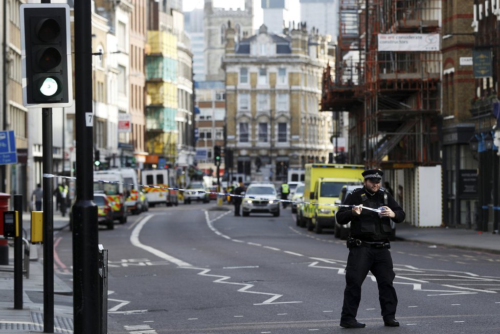 Teroristé v Londýně najeli dodávkou do lidí na mostě London Bridge, pak vystoupili a na lidi útočili dlouhými noži