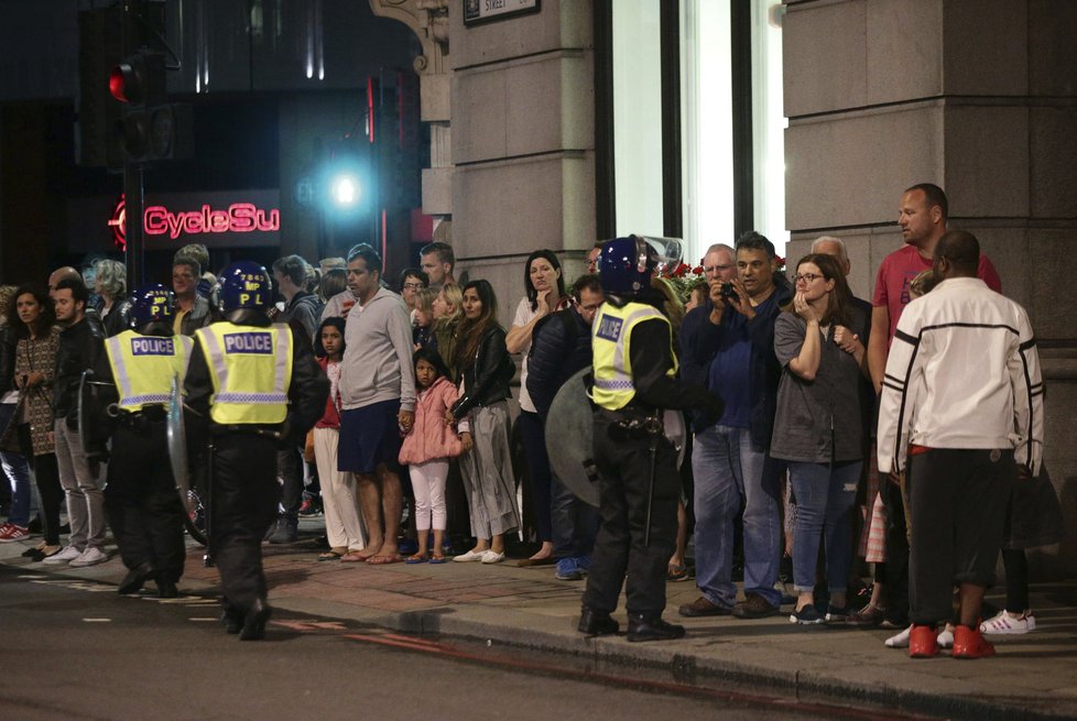 Teroristé v Londýně najeli dodávkou do lidí na mostě London Bridge, pak vystoupili a na lidi útočili dlouhými noži.