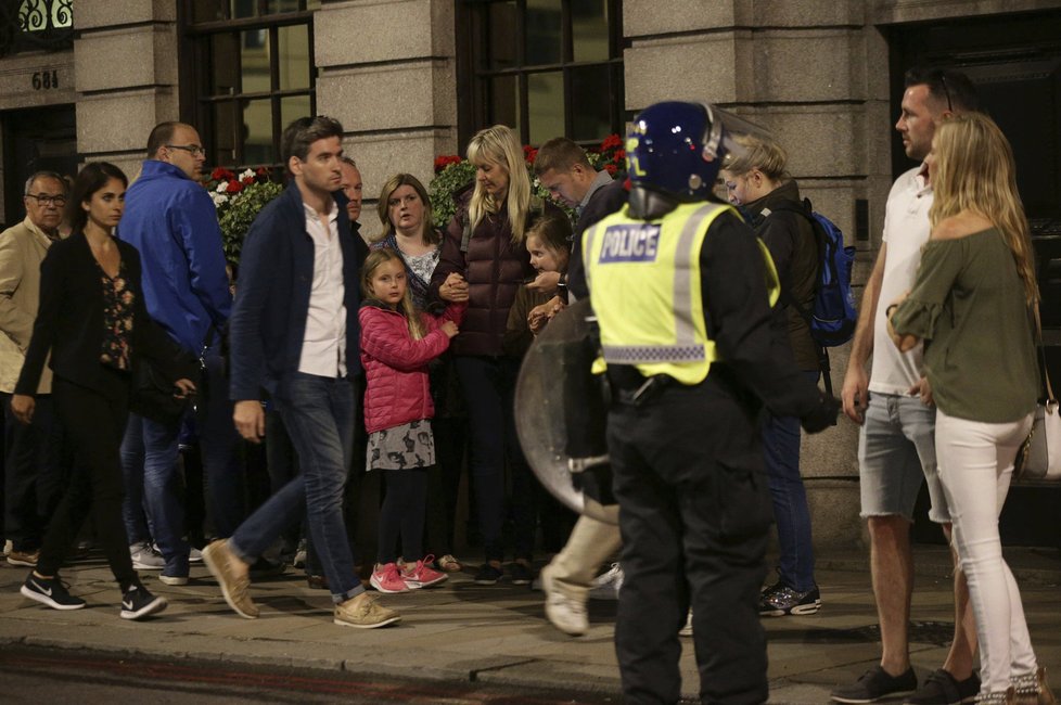 Teroristé v Londýně najeli dodávkou do lidí na mostě London Bridge, pak vystoupili a na lidi útočili dlouhými noži