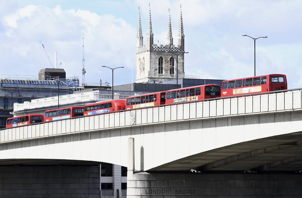 Teroristé v Londýně najeli dodávkou do lidí na mostě London Bridge, pak vystoupili a na lidi útočili dlouhými noži.