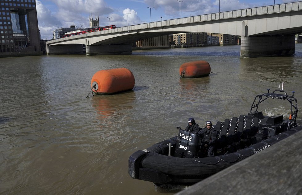 Teroristé v Londýně najeli dodávkou do lidí na mostě London Bridge, pak vystoupili a na lidi útočili dlouhými noži