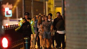 Sebevražedný atentátník zabil na koncertu v Manchesteru desítky lidí