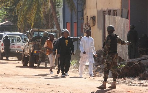 Lidé opouštějí hotel Raddison v Bamaku