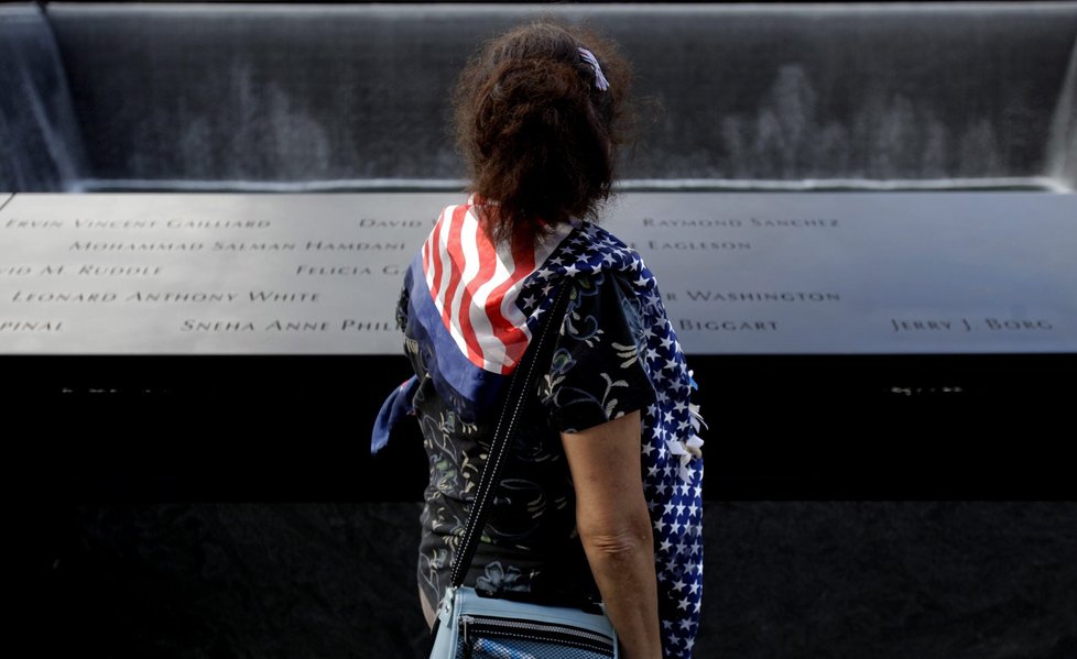Žena v New Yorku navštívila památník obětem 11. září