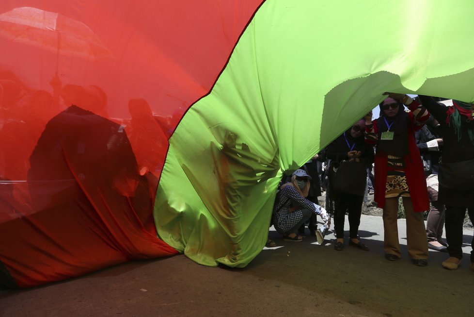 Pokojnou demonstraci narušil útok sebevražedného atentátníka.