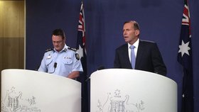 Australský premiér Tony Abbott (vpravo) a australský federální policejní náměstek hejtmana Michael Phelan na konferenci ohledně zatčení mladistvých