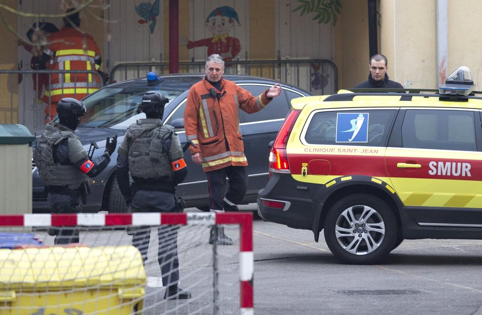 Dvě exploze byly slyšet v místě zadržení teroristy i poté, co byl odvezen do nemocnice.