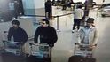 Na kamerovém snímku belgické federální policie dva bratři (vlevo), kteří stáli za atentáty na letišti. Muže vpravo policie stále hledá, předpokládá, že byl do akce také zapojený