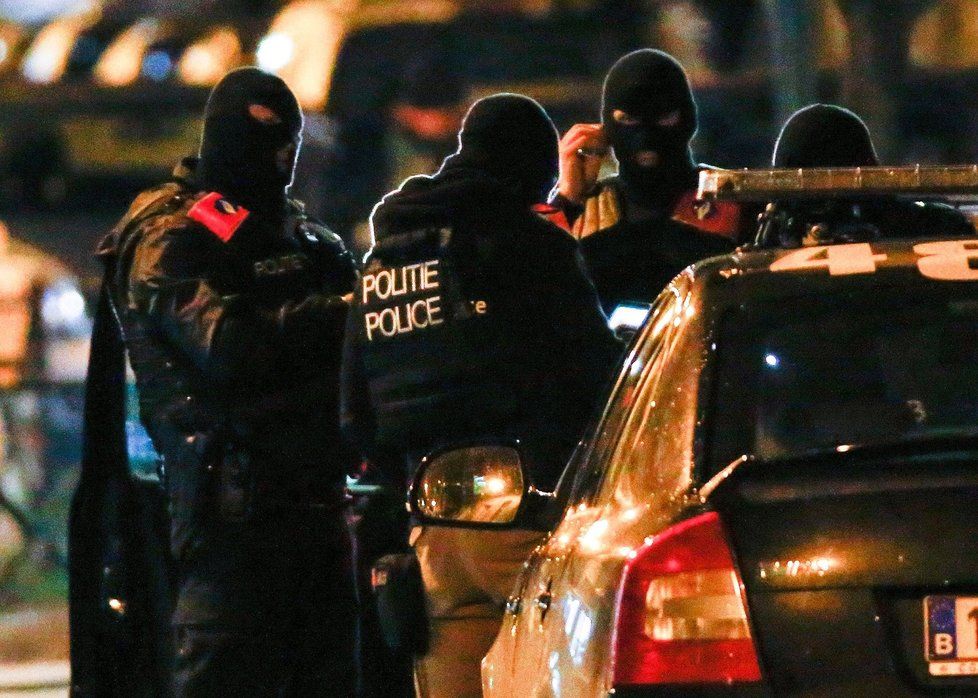 Při zátahu v Bruselu policie zatkla 16 lidí. Atentátník Abdeslam mezi nimi nebyl.