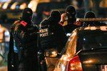Při zátahu v Bruselu policie zatkla 16 lidí. Atentátník Abdeslam mezi nimi nebyl.