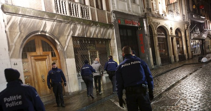 Při zátahu v Bruselu policie zatkla 16 lidí. Atentátník Abdeslam mezi nimi nebyl