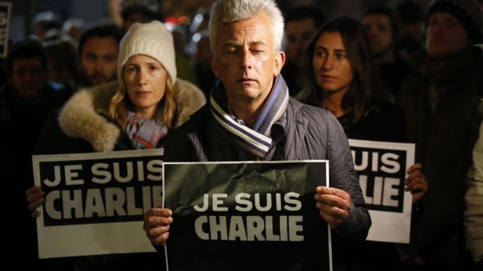 Desetitisíce lidí se dnes účastní pietních shromáždění ve francouzských městech po teroristickém útoku v sídle satirického listu Charlie Hebdo, uvedla agentura AFP.