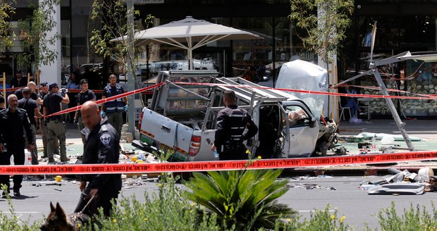 Teror v Tel Avivu: Do chodců najelo auto, zraněno bylo 7 osob. Podle policie jde o terorismus