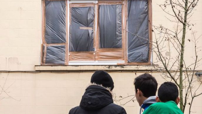 Rozbité okno v domě, v němž se skrývali podezřelí z organizování terorismu. Belgická policie stíhala dnes dva podezřelé, kteří utekli z bytu, který byl spojován s útoky v Paříži 13.11.2015. poté, co policejní snajper zabil třetího muže a policie pak objevila v bytě zbraně, munici a vlajku Islámského státu.   