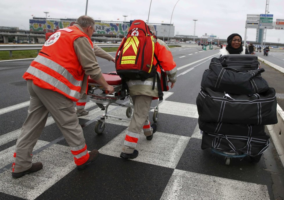 Policejní manévry po střelbě na pařížském letišti Orly