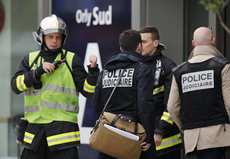 Policie zasahuje po střelbě na pařížském letišti Orly. Útočník podle svého otce nebyl teroristou, jen hodně pil a kouřil marihuanu.