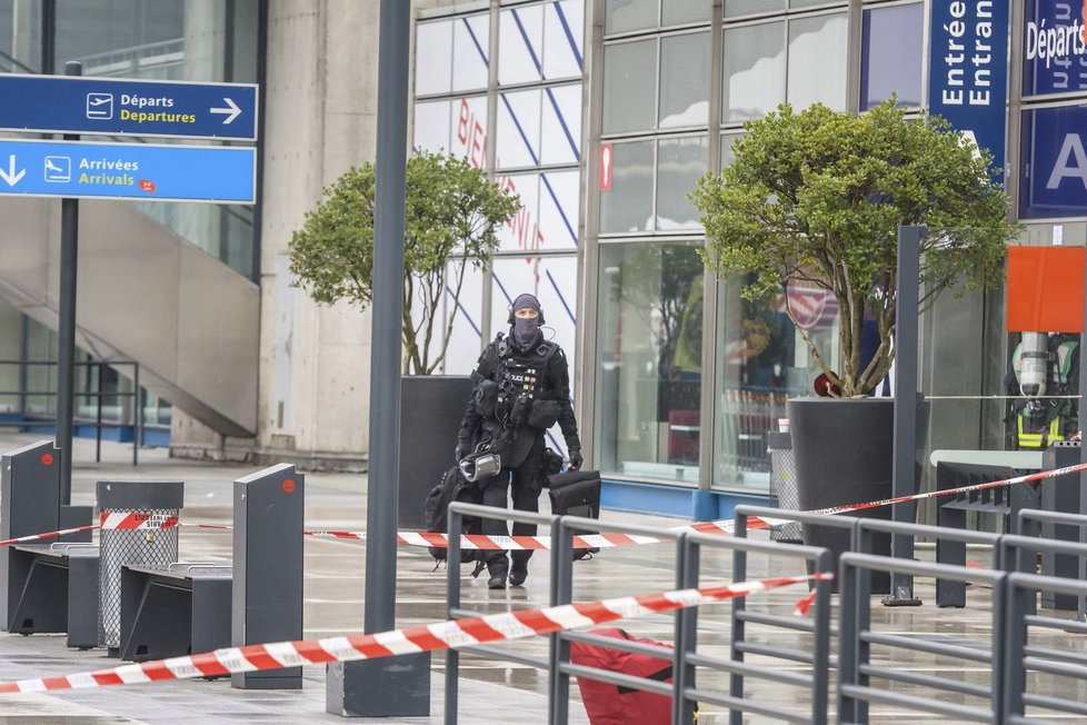 Policie zasahuje po střelbě na pařížském letišti Orly. Útočník podle svého otce nebyl teroristou, jen hodně pil a kouřil marihuanu.