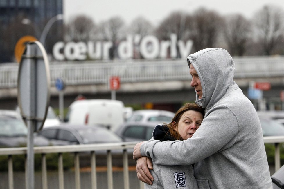 Panika na letišti Orly. Útočník tam vytrhl zbraň vojačce a vzal si ji jako rukojmí. Její kolegové ho zastřelili.