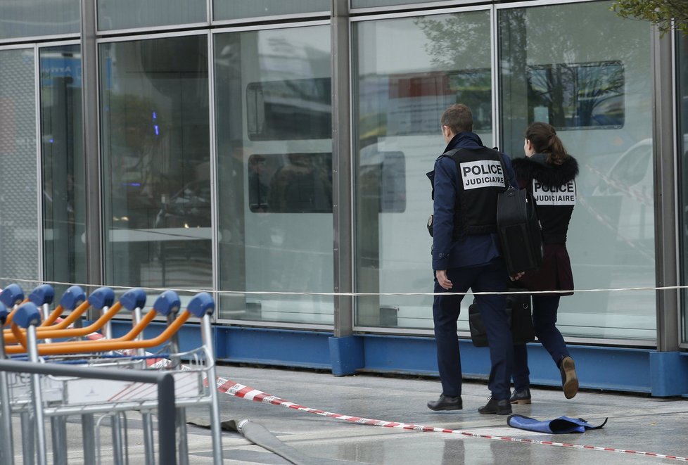 Panika na letišti Orly. Útočník tam vytrhl zbraň vojačce a vzal si ji jako rukojmí. Její kolegové ho zastřelili.