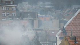 Policisté v Bruselu už několik hodin zasahují proti teroristům, kteří na ně spustili palbu přes dveře a pak prchli po střechách.