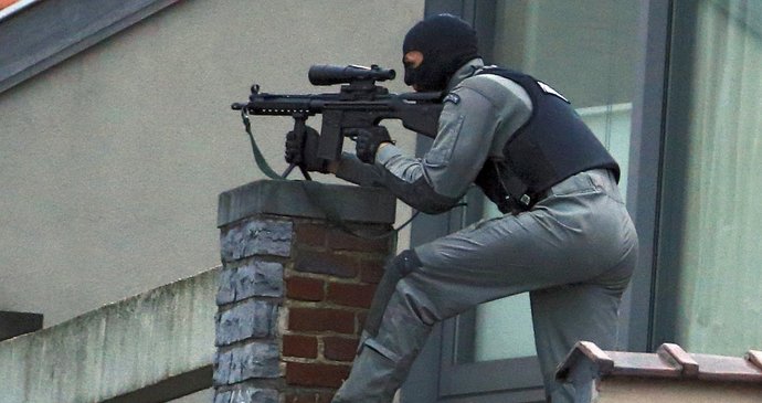 Policisté v Bruselu už několik hodin zasahují proti teroristům, kteří na ně spustili palbu přes dveře a pak prchli po střechách.
