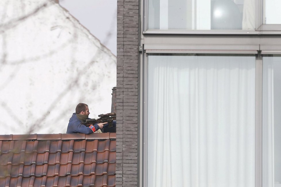 Belgická policie pronásleduje střelce po střechách bruselských domů. Čtvrť je uzavřená.
