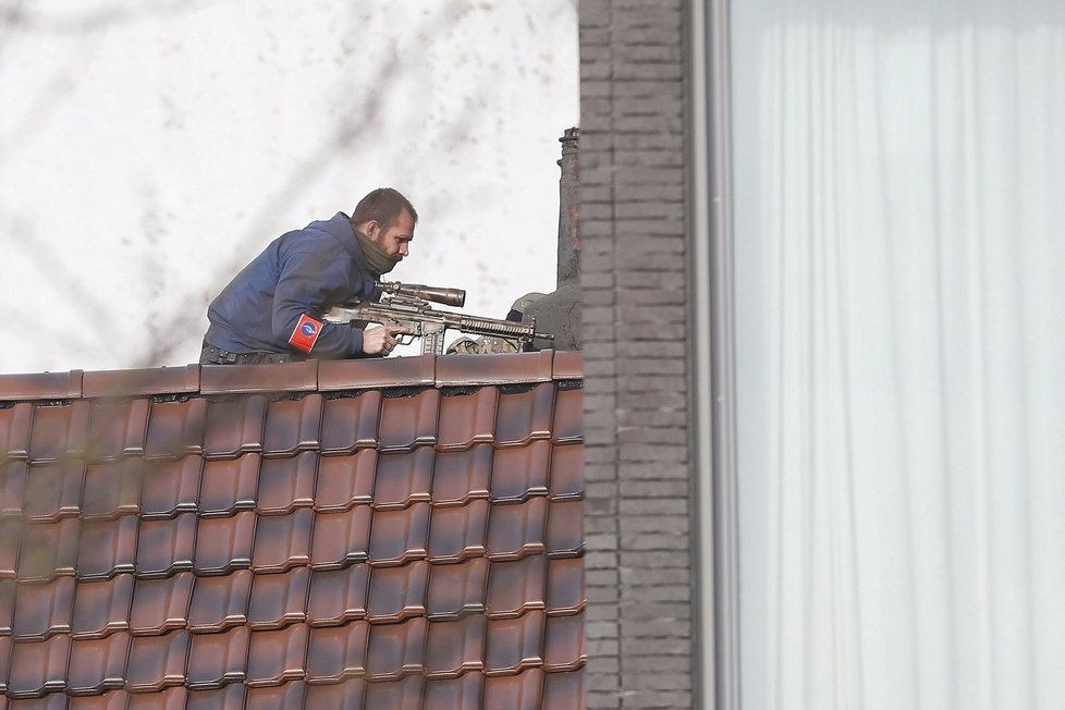 Belgická policie pronásleduje střelce po střechách bruselských domů. Čtvrť je uzavřená.