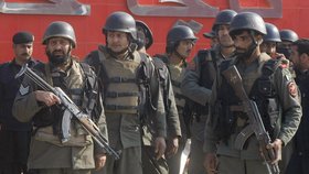 Islámský stát oznámil, že zabil dva čínské rukojmí, které unesl minulý měsíc v Pákistánu, učinil tak krátce poté, co pákistánská armáda zabila 12 teroristů.