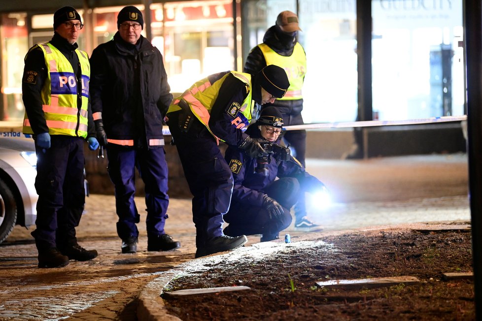 Muž ve Švédsku pobodal osm lidí: Policie útok vyšetřuje jako terorismus