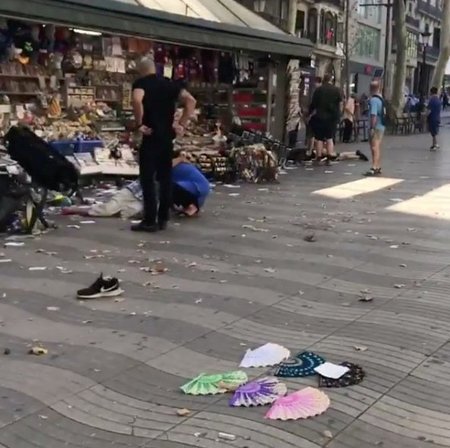 Při útoku v Barceloně bylo zraněno několik desítek lidí, lidé na místě byli v šoku.