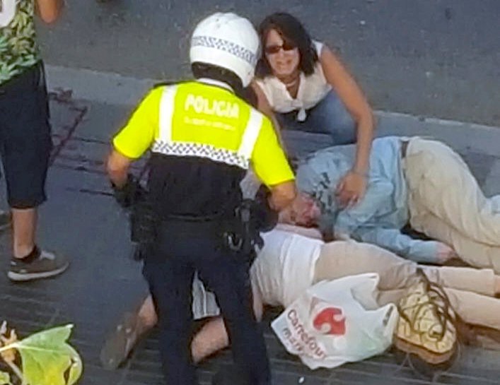 Při útoku v Barceloně bylo zraněno několik desítek lidí, lidé na místě byli v šoku.