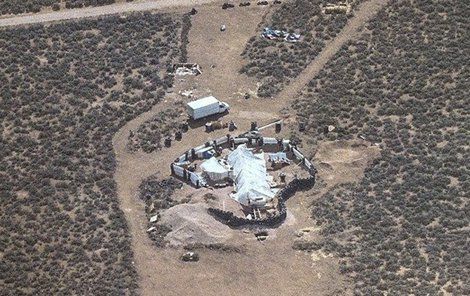 V tomto odlehlém uzavřeném areálu v poušti v Novém Mexiku byly děti trénovány k zabíjení.