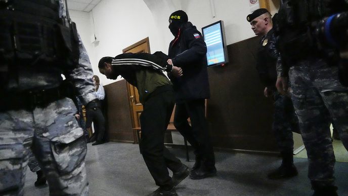 Podezřelí ze šokujícího teroristického útoku v moskevské koncertní hale již zažili brutální zacházení ze strany ruských bezpečnostních složek