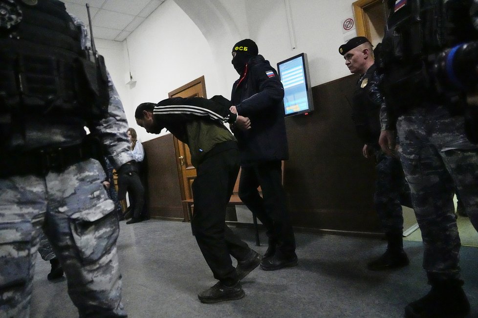 Podezřelí ze šokujícího teroristického útoku v moskevské koncertní hale již zažili brutální zacházení ze strany ruských bezpečnostních složek