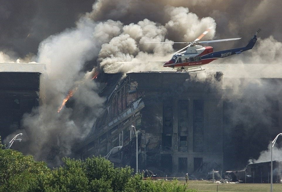 Záběry na Pentagon krátce po teroristickém útoku.