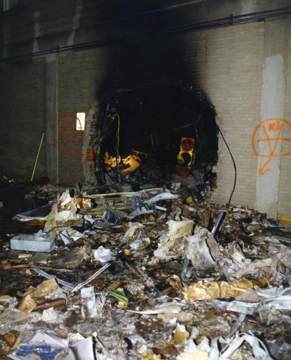 Snímky FBI zachycující vyšetřování teroristického útoku na Pentagon z 11. září 2001.