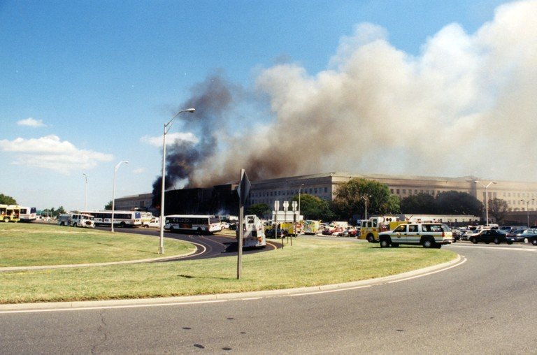 Snímky FBI zachycující vyšetřování teroristického útoku na Pentagon z 11. září 2001.