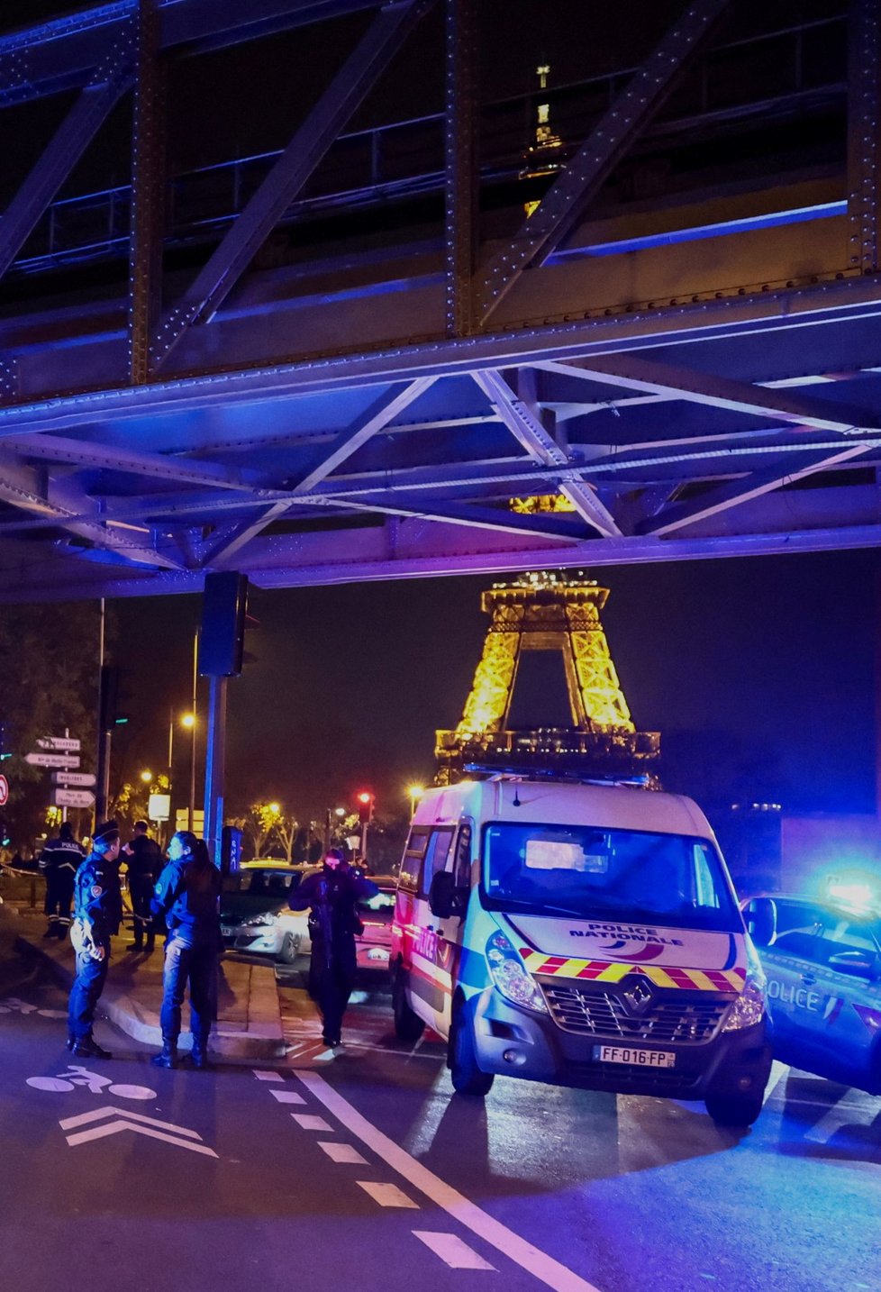 Islamista ubodal německého turistu u Eiffelovy věže v Paříži.