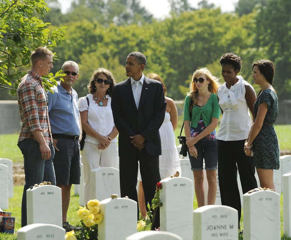 Americký prezidentský pár navštívil v Arlingtonu hroby vojáků, kteří padli v Afghánistánu a Iráku po 11. září