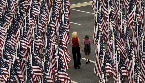 Lidé procházeli mezi americkými vlajkami
