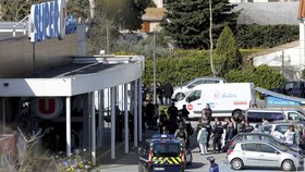 Francouzské bezpečnostní jednotky řešily útok v supermarketu na jihu země v Trébes (23.3.2018)